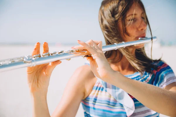 Joven Hermosa Mujer Tocando Flauta Playa — Foto de Stock