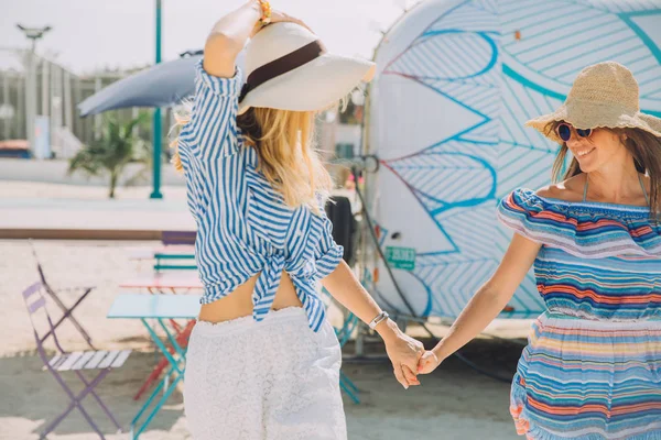 Hermosas Mujeres Jóvenes Caminando Playa Día Soleado — Foto de Stock