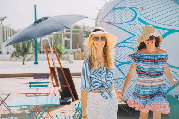 Beautiful Young Women Walking Beach Sunny Day — Stock Photo, Image