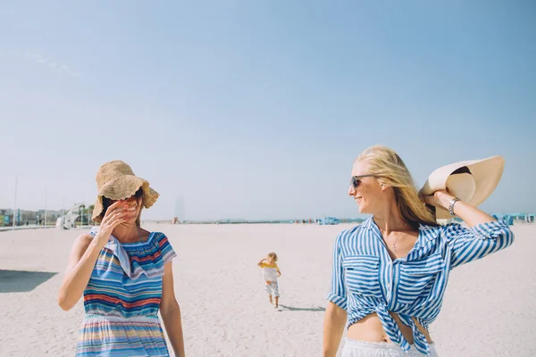 Beautiful Young Women Walking Beach Sunny Day — Stock Photo, Image