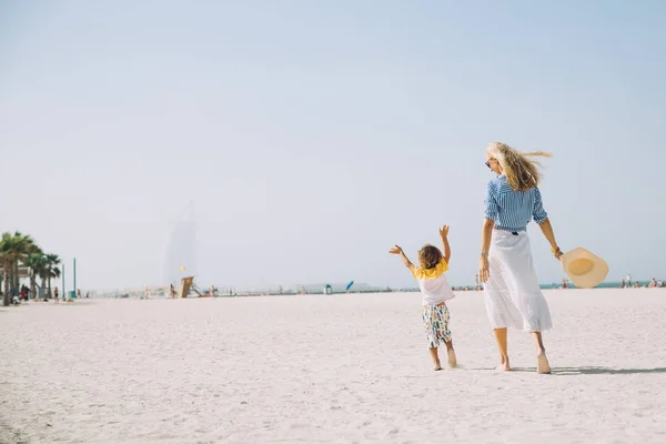 Madre Joven Hijo Pequeño Feliz Playa Arena Dubai Emiratos Árabes — Foto de Stock