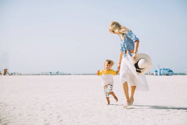 Jovem Mãe Filho Pequeno Feliz Praia Areia Dubai Emirados Árabes — Fotografia de Stock