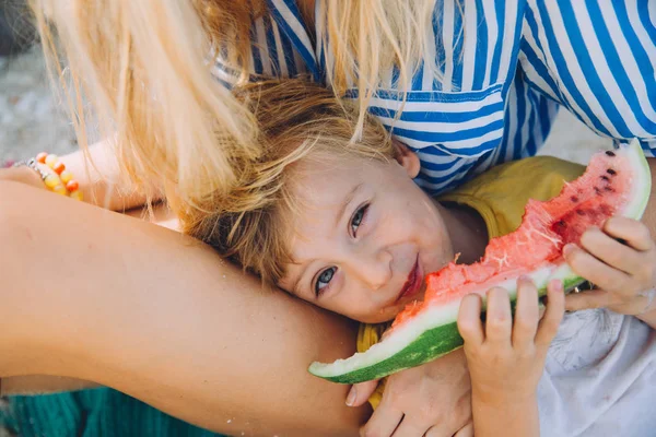 Jovem Mulher Com Seu Filho Bonito Comida Comendo Melancia Piquenique — Fotografia de Stock