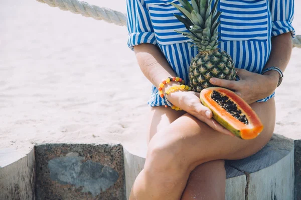 Beautiful Young Woman Posing Pier Pineapple Papaya — Stock Photo, Image