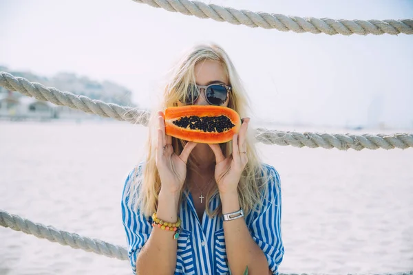Beautiful Young Blonde Woman Posing Pier Papaya — Stock Photo, Image