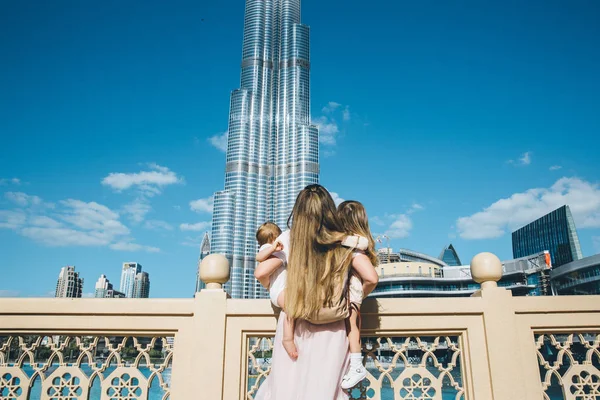 Portrét Krásné Mamince Její Rozkošné Malé Dcery Uvažuje Úžasné Arabskou — Stock fotografie