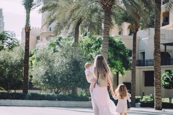 Retrato Feliz Madre Hermosa Con Sus Hijas Adorables Relajarse Parque — Foto de Stock