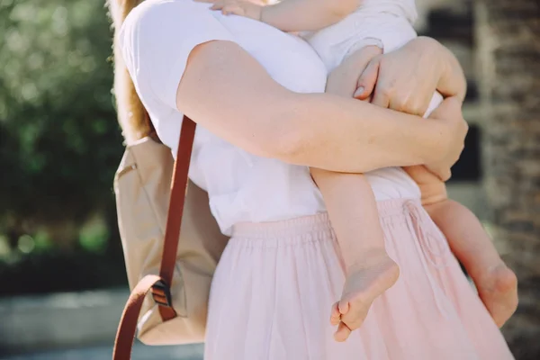 Mãe Feliz Abraçando Sua Adorável Filhinha — Fotografia de Stock