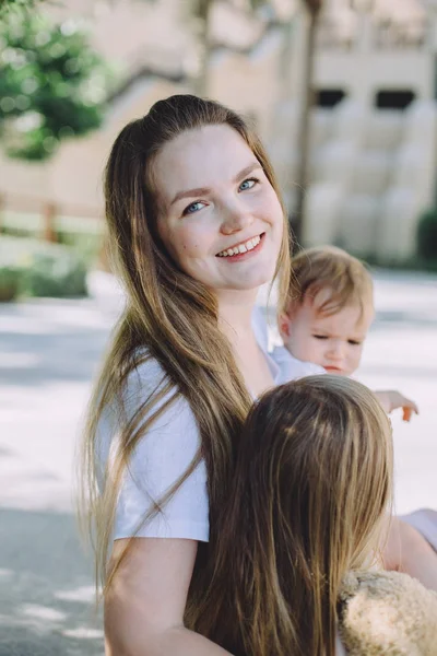 Portrait Happy Beautiful Mother Her Adorable Little Daughters Relaxing Park — Stock Photo, Image