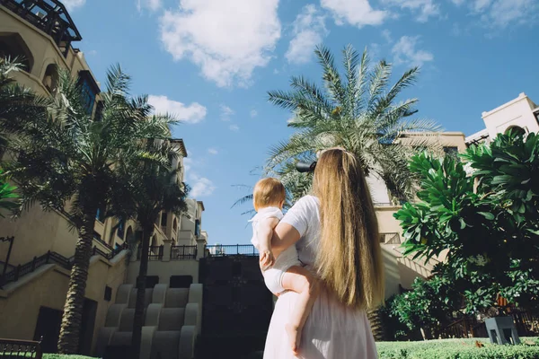 幸福美丽的母亲和她可爱的小女儿 考虑惊人的阿拉伯建筑 — 图库照片