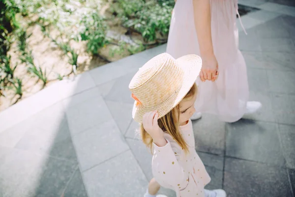 Mamma Med Hennes Bedårande Lilla Dotter Promenader Parken — Stockfoto