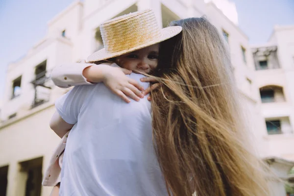 Feliz Bela Mãe Segurando Sua Adorável Filhinha Que Está Usando — Fotografia de Stock