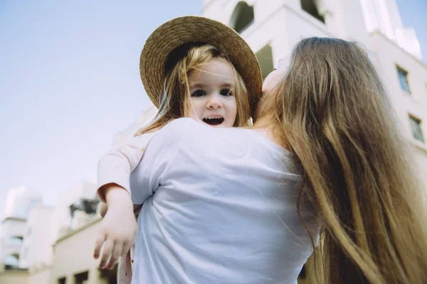 Szczęśliwą Matką Piękny Przytrzymanie Jej Adorable Córeczka Nosi Kapelusz Słomkowy — Zdjęcie stockowe