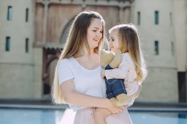 Feliz Mãe Segurando Sua Adorável Filhinha Que Está Segurando Ursinho — Fotografia de Stock