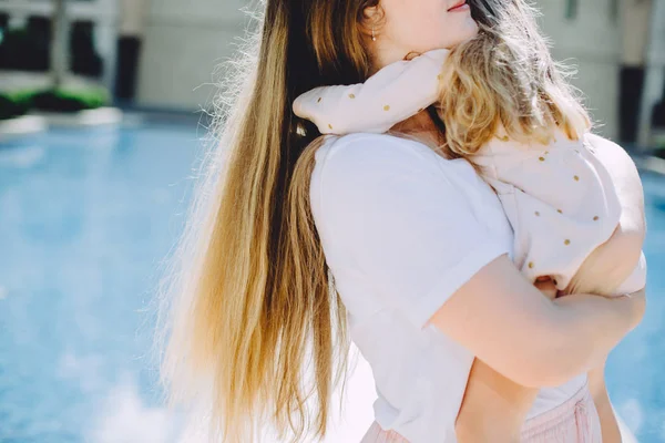 Mãe Feliz Abraçando Sua Adorável Filhinha — Fotografia de Stock