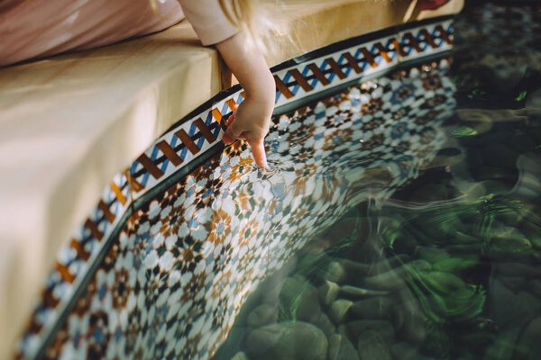 Adorable Little Girl Touching Water Fountain — Stock Photo, Image