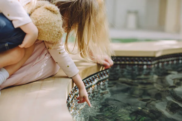 Adorable Petite Fille Touchant Eau Dans Fontaine — Photo