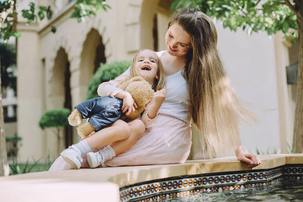 Feliz Hermosa Madre Divirtiéndose Con Adorable Hija Pequeña Cerca Fuente — Foto de Stock