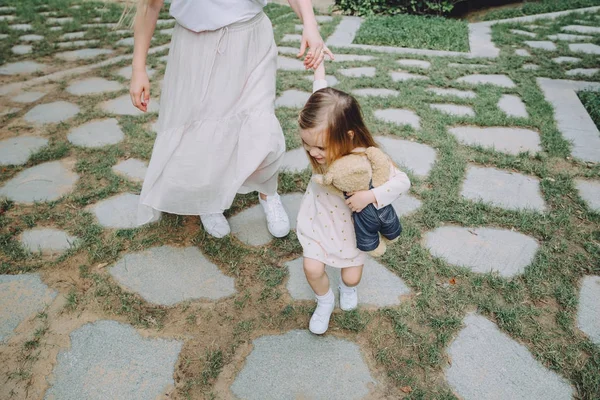 Foto Cortada Mãe Com Sua Adorável Filhinha Andando Jardim Verão — Fotografia de Stock