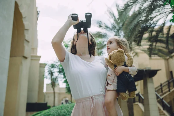 Hermosa Madre Sosteniendo Linda Hija Pequeña Mirando Través Binoculares — Foto de Stock