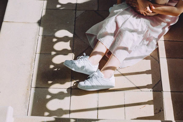 Ноги Жінки Сидять Підлозі Сонячний День — стокове фото