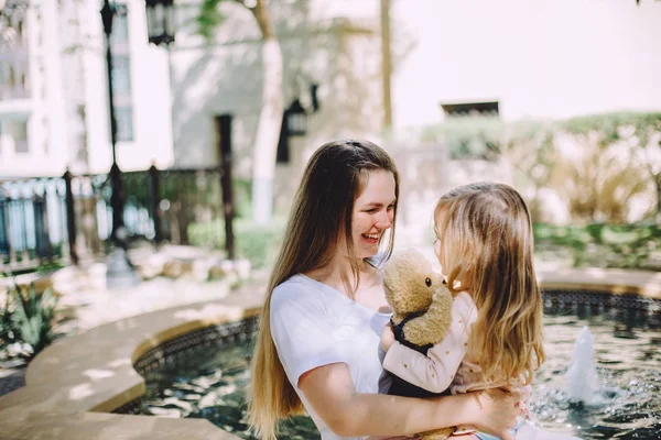 Feliz Hermosa Madre Divirtiéndose Con Adorable Hija Pequeña Cerca Fuente —  Fotos de Stock