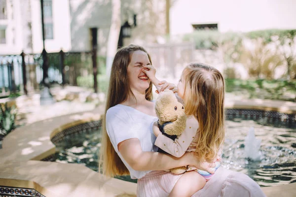 Feliz Hermosa Madre Divirtiéndose Con Adorable Hija Pequeña Cerca Fuente —  Fotos de Stock