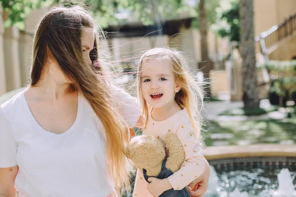 Ibu Beruang Dengan Anaknya Stok Foto Ibu Beruang Dengan Anaknya Gambar Bebas Royalti Depositphotos