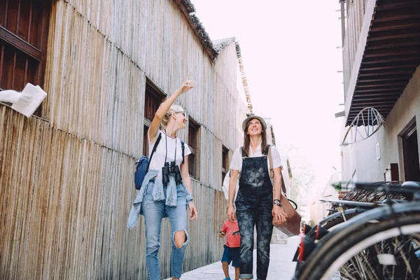 Mujer Joven Con Amiga Lindo Hijo Pequeño Caminando Por Calle — Foto de Stock