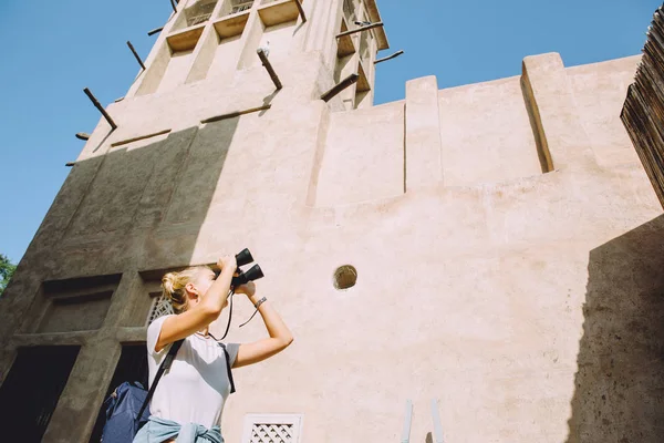 Молодая Женщина Биноклем Идущая Узкой Улице Дубая Старыми Зданиями Uae — стоковое фото