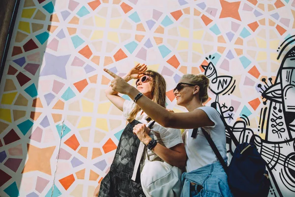 Dos Mujeres Felices Jóvenes Contra Pared Brillante Dubai Emiratos Árabes — Foto de Stock