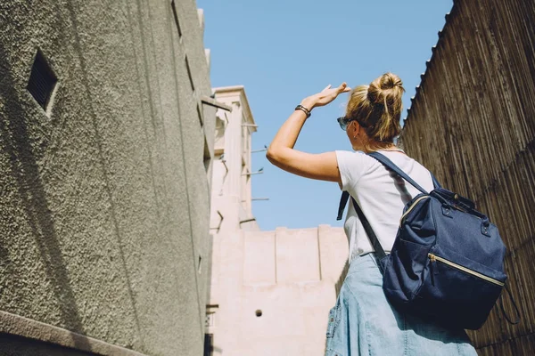 Молодая Женщина Идущая Узкой Улице Дубая Старыми Зданиями Uae — стоковое фото