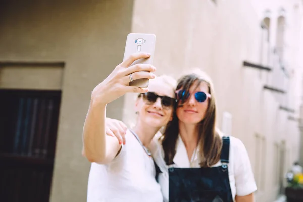 Dwie Młode Kobiety Szczęśliwy Biorąc Selfie Starej Ulicy Dubai Zjednoczone — Zdjęcie stockowe