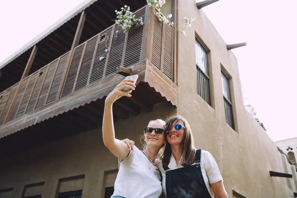 Dos Jóvenes Mujeres Felices Tomando Selfie Vieja Calle Dubai Emiratos — Foto de Stock