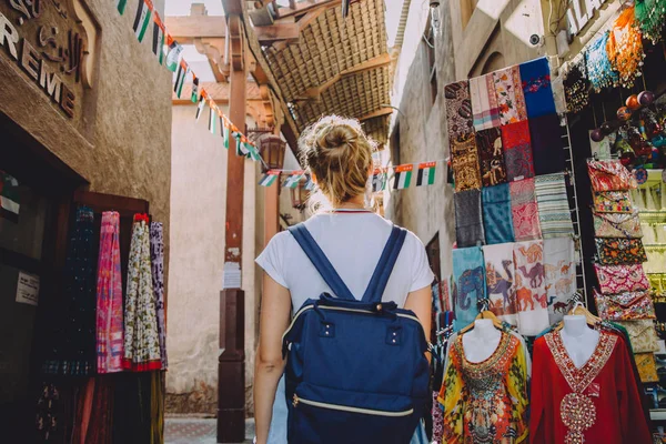 Powrót Widzenia Młodych Kobiet Podróżnego Tradycyjny Bazar Dubai Zjednoczone Emiraty — Zdjęcie stockowe