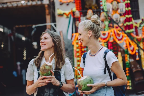 Dos Jóvenes Mujeres Felices Con Cocos Bazar Tradicional Dubai Emiratos — Foto de Stock