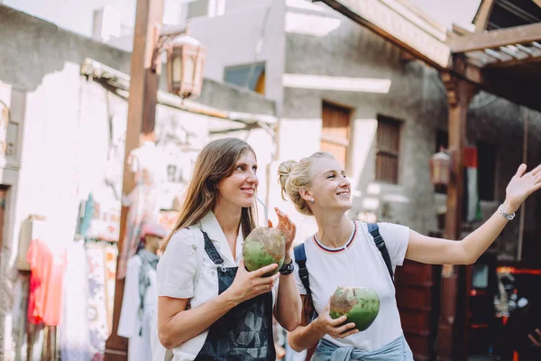 Dos Jóvenes Mujeres Felices Con Cocos Bazar Tradicional Dubai Emiratos — Foto de Stock