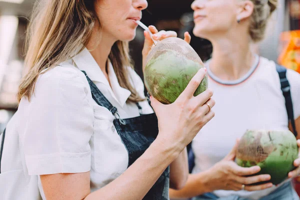 Dua Wanita Muda Yang Bahagia Dengan Kelapa Bazaar Tradisional Dubai — Stok Foto