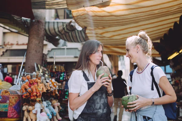 Dos Mujeres Felices Jóvenes Bazar Tradicional Dubai Emiratos Árabes Unidos — Foto de Stock