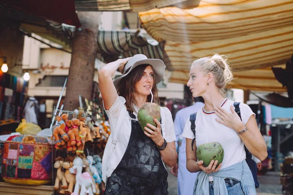 Dwie Młode Kobiety Szczęśliwy Tradycyjnych Bazarze Dubai Zjednoczone Emiraty Arabskie — Zdjęcie stockowe