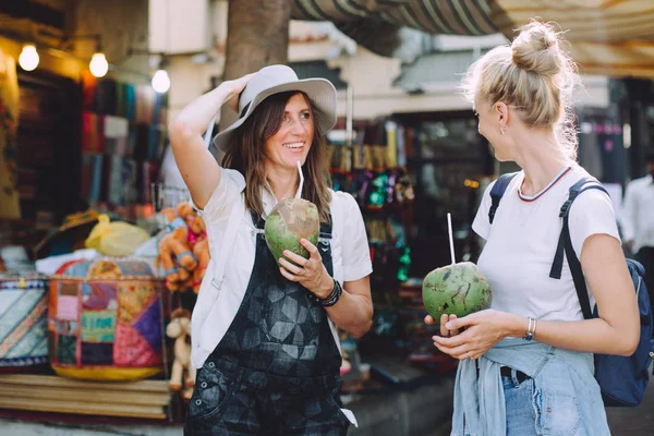 Dos Mujeres Felices Jóvenes Bazar Tradicional Dubai Emiratos Árabes Unidos — Foto de Stock