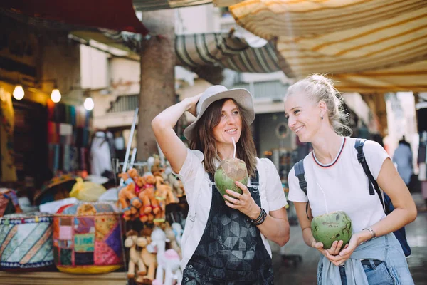 Dos Mujeres Felices Jóvenes Bazar Tradicional Dubai Emiratos Árabes Unidos — Foto de Stock