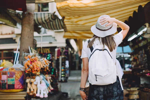 Powrót Widzenia Młodych Kobiet Podróżnego Tradycyjny Bazar Dubai Zjednoczone Emiraty — Zdjęcie stockowe
