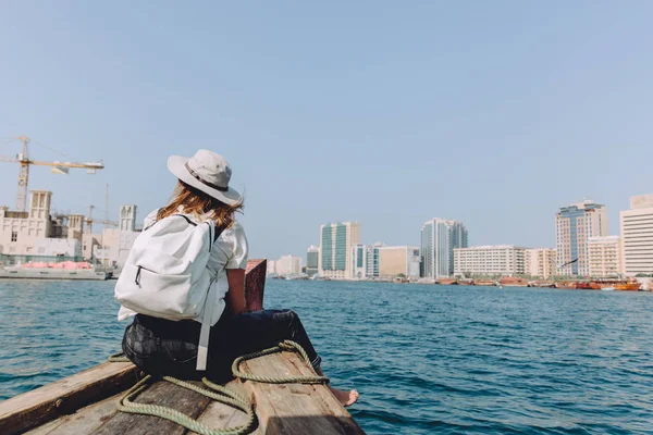 Genç Güzel Kadın Teknede Oturuyor Denizde Seyir Şehir — Stok fotoğraf