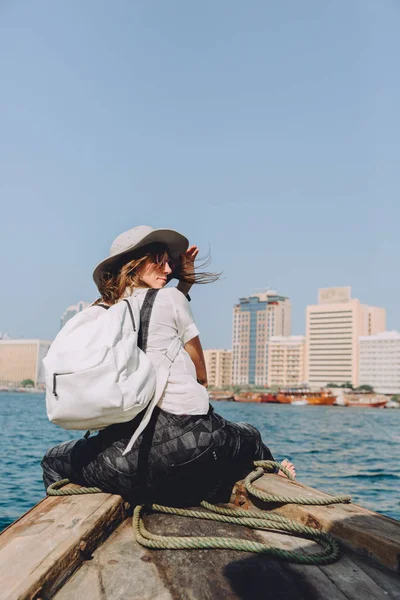 Молодая Красивая Женщина Сидит Лодкой Смотрит Море Город — стоковое фото