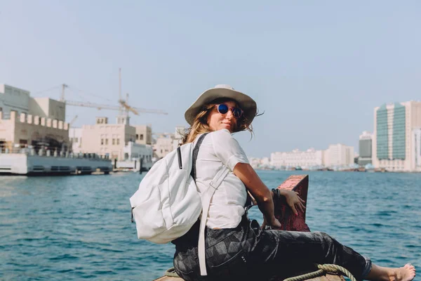 Νεαρή Όμορφη Γυναίκα Κάθεται Στο Σκάφος Και Αναζητούν Στη Θάλασσα — Φωτογραφία Αρχείου