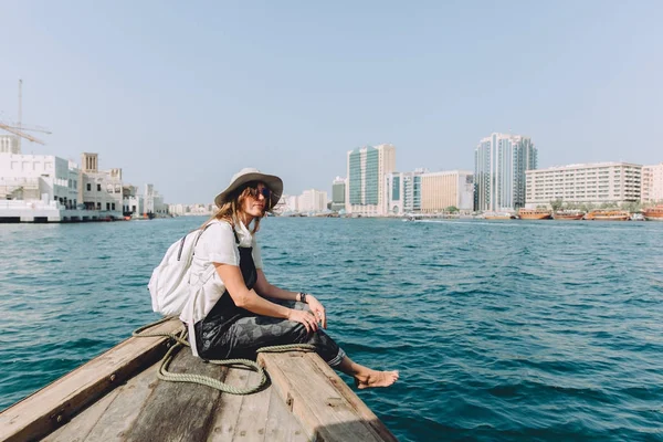 Genç Güzel Kadın Teknede Oturuyor Denizde Seyir Şehir — Stok fotoğraf