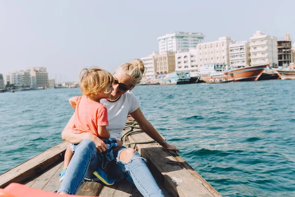 Young Beautiful Woman Her Little Son Sitting Boat Contemplating Seascape — Stock Photo, Image