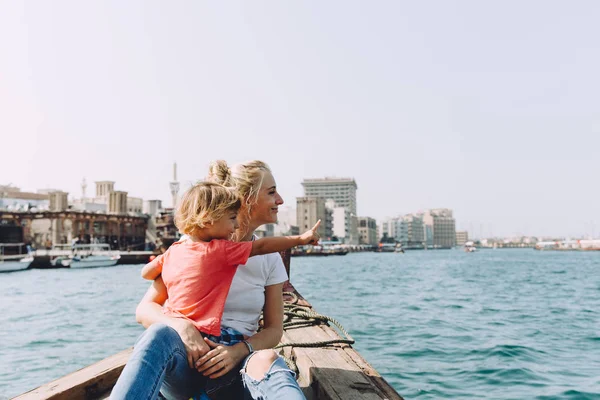 Jeune Belle Femme Avec Son Petit Fils Assis Bateau Contemplant — Photo