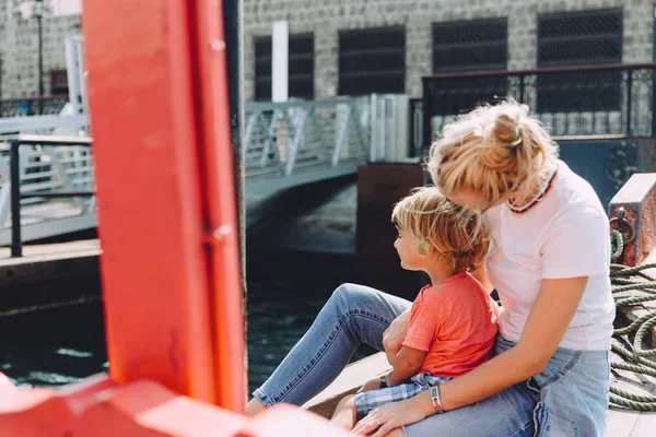 Young Beautiful Blonde Woman Her Cute Little Son Sitting Pier — Stock Photo, Image